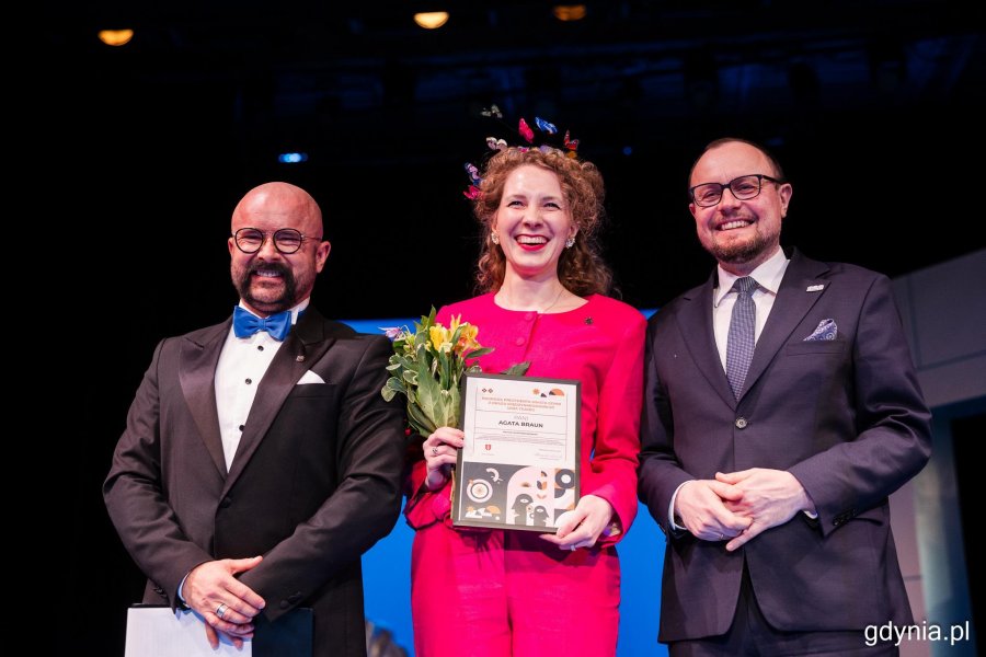 Na zdjęciu laureatka Agata Braun w towarzystwie Mariusza Bzdęgi, dyrektora zarządzającego ds. kultury i aktywności mieszkańc&oacute;w oraz Tomasza Podsiadłego 