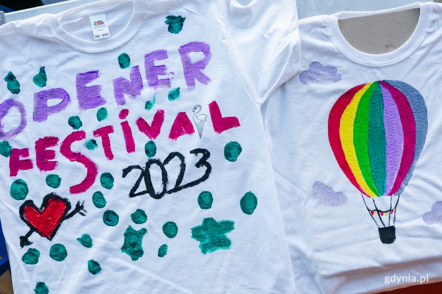 Koszulki pomalowane przez uczestników zajęć w strefie Kids Zone na Open'erze // fot. Karol Stańczak
