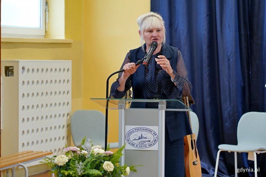 Iwona Tanewska &ndash; naczelniczka Wydziału Edukacji Urzędu Miasta Gdyni przemawiająca podczas uroczystości z okazji 90-lecia SP nr 11