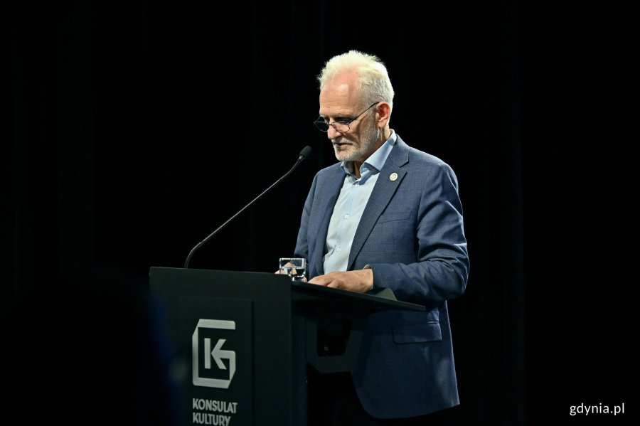 Aleś Bialacki &ndash; białoruski obrońca praw człowieka i laureat Pokojowej Nagrody Nobla przemawiający podczas forum Horizons of Peace w Konsulacie Kultury 