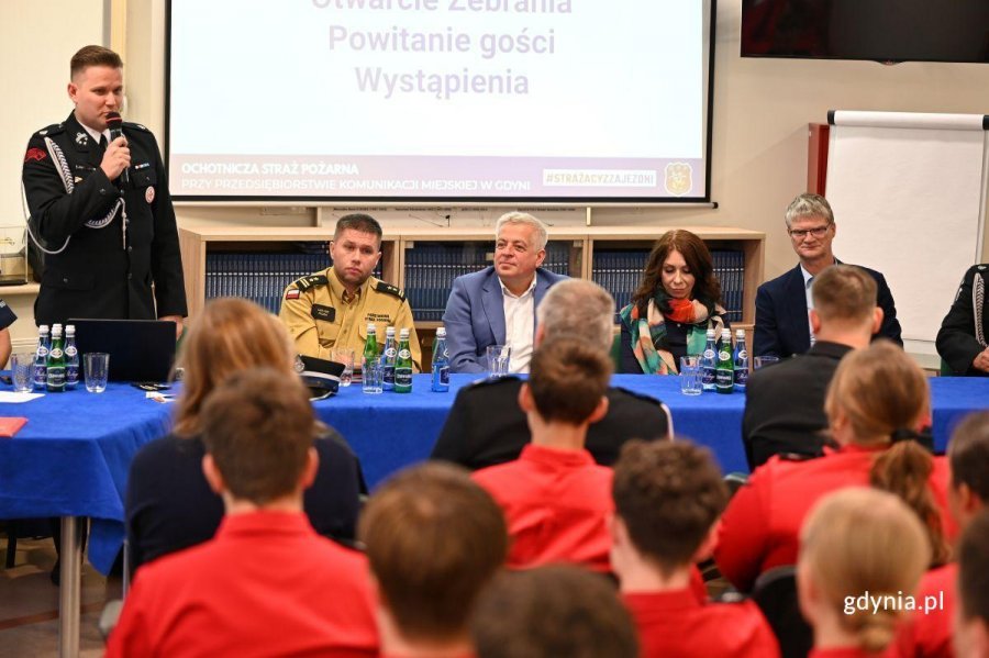 Na zdjęciu od lewej: prezes OSP GKM Adam Labuhn, z-ca komendanta miejskiego PSP w Gdyni Łukasz Płusa, prezes GKM Tomasz Konewka, wiceprezes GKM Agnieszka Jankowska oraz wiceprezydent Gdyni Rafał Geremek