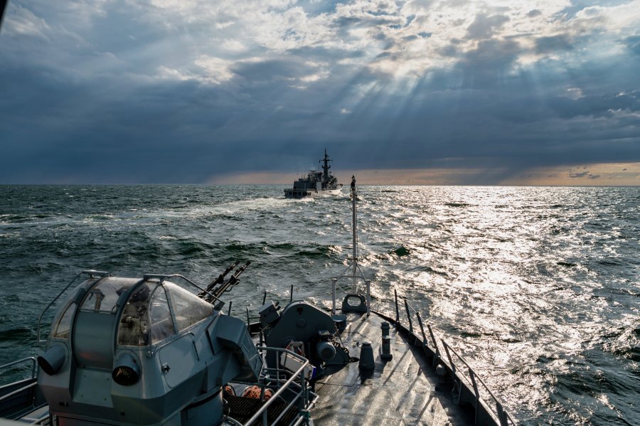 Na pierwszym planie pokład okrętu ORP „Kormoran”. W tle morze, światło przebijające się przez chmury i pakistański PNS Zulfiquar // fot. załoga ORP „Kormoran” / Marynarka Wojenna RP