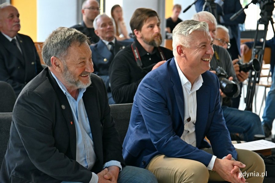 kpt. Jerzy Jaszczuk - laureat Nagrody im. Kapitana Leszka Wiktorowicza i Tomasz Chamera - prezes Polskiego Związku Żeglarskiego, który zdobył nagrodę specjalną, podczas gali wręczenia Nagrody im. Kapitana Leszka Wiktorowicza