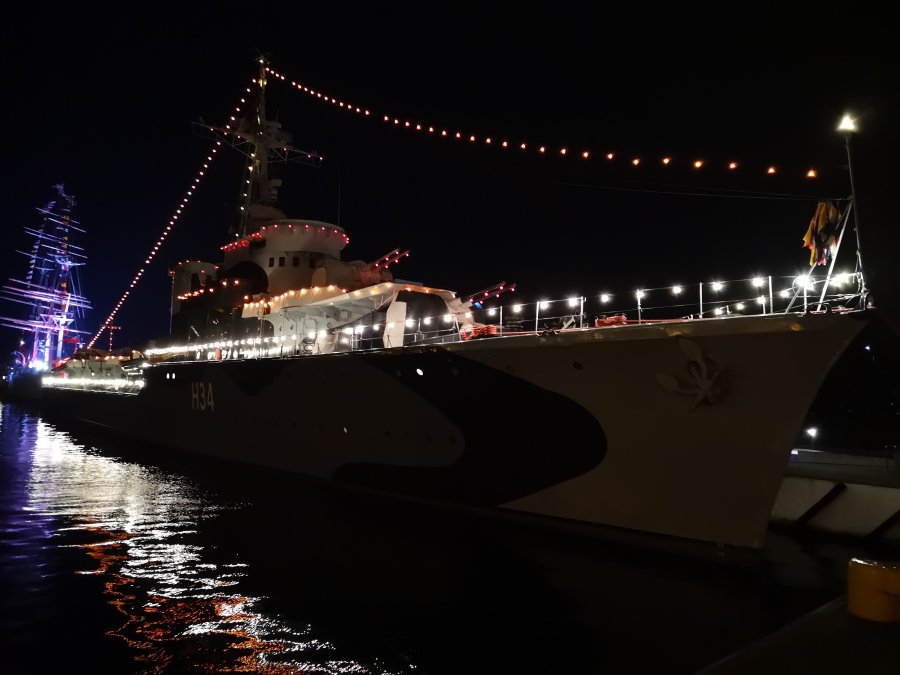 ORP "Błyskawica" przystrojona w biało-czerwone lampki // fot. Karolina Szypelt
