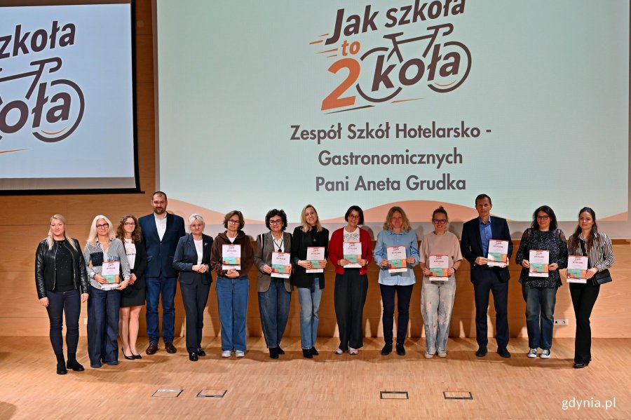 Wsp&oacute;lne zdjęcie szkolnych koordynator&oacute;w kampanii &bdquo;Jak szkoła to dwa koła&rdquo; wraz z Iwoną Tanewska &ndash; naczelniczką Wydziału Edukacji Urzędu Miasta Gdyni i Dominiką Godlewską&nbsp;&ndash; koordynatorką kampanii &bdquo;Jak szkoła to dwa koła&rdquo; z ramienia Referatu Zarządzania Ruchem i Mobilnością Urzędu Miasta Gdyni 