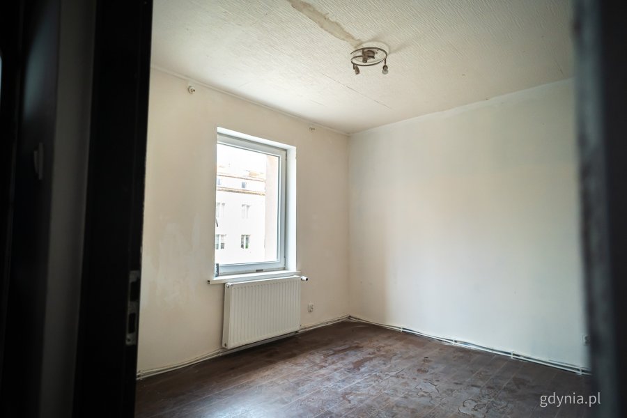 Wnętrze jednego z mieszkań komunalnych w Gdyni, kt&oacute;re wymaga remontu i zostanie uwzględnione w programie (fot. Kamil Złoch)