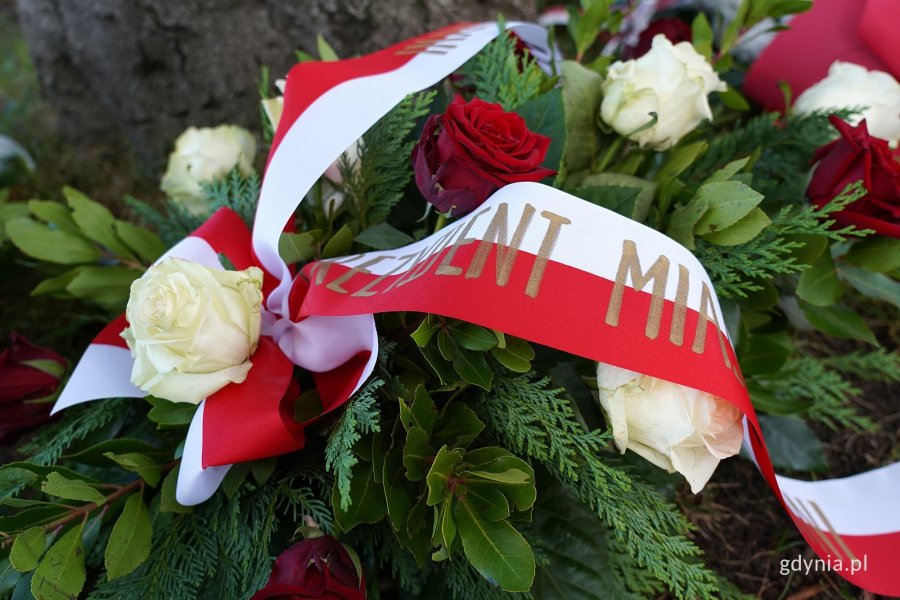 na zdjęciu wieniec kwiat&oacute;w od prezydent Aleksandry Kosiorek