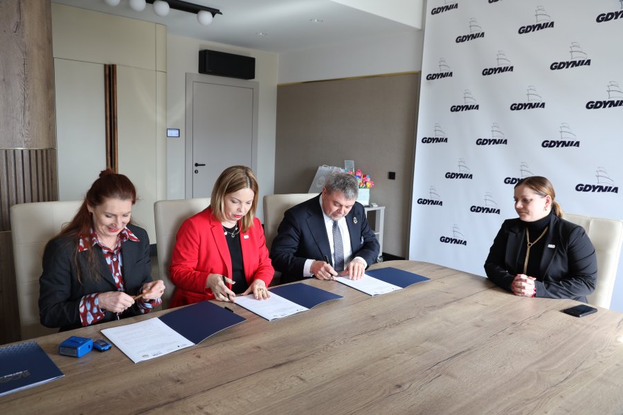 W Gdyni podpisano list intencyjny w sprawie utworzenia innowacyjnej klasy patronackiej o profilu "technik elektronik - specjalizacja systemy dronowe" w ZSCHiE. Na zdjęciu sygnatariusze: prezydent Gdyni Aleksandra Kosiorek, wiceprezydentka Oktawia Gorzeńska, dyrektor ZSCHiE Dorota Kotwicka, prezes Ośrodka Badawczo-Rozwojowego CTM Marcin Wiśniewski 