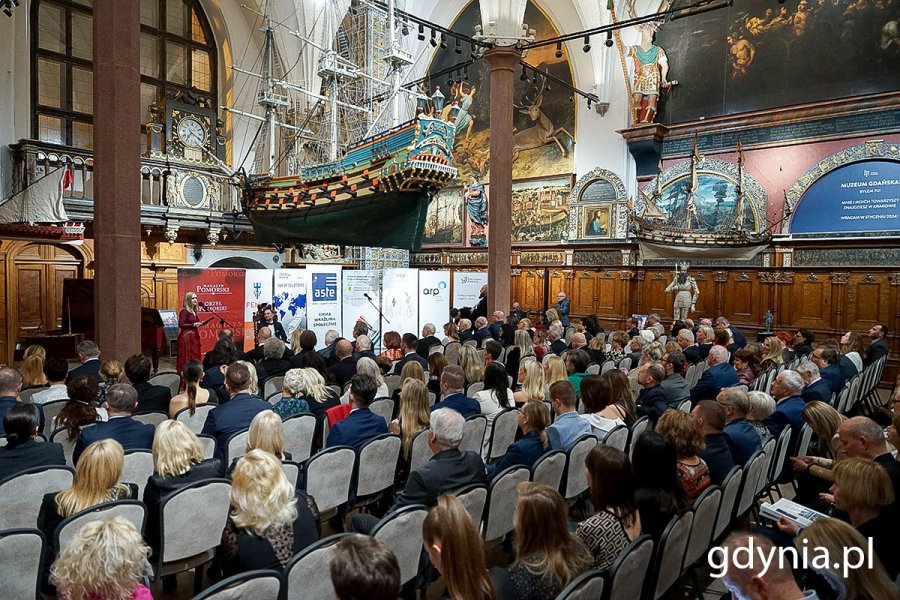 Goście gali siedzący w sali na Dworze Artusa w Gdańsku