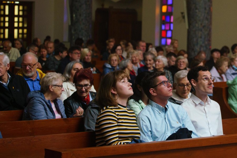 Publiczność zgromadzona w górnym kościele pw. Najświętszego Serca Pana Jezusa na koncercie Romana Peruckiego - „Toccata con Fuga: muzyka organowa Bacha”, który odbył się w ramach 26. edycji festiwalu Gdynia Classica Nova // fot. Anna Rezulak