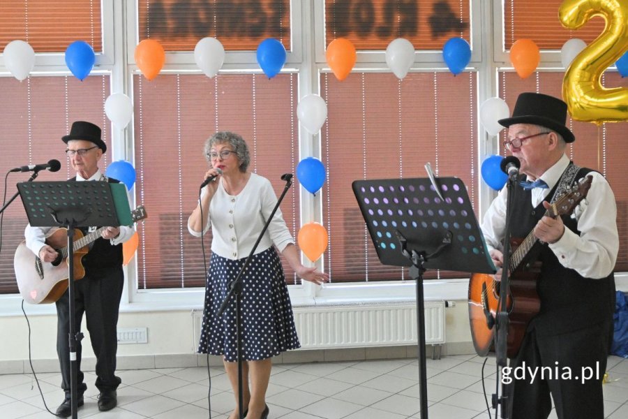 Występ zespołu muzycznego - śpiewającej seniorki i dwóch seniorów akompaniujących jej na gitarach