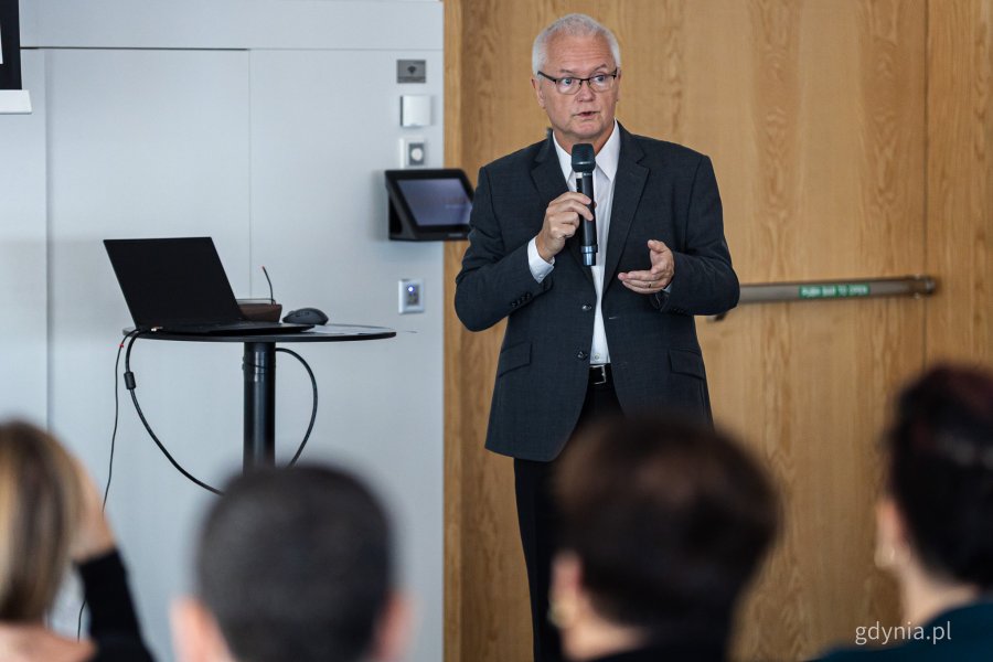 Profesor Tomasz Zdrojewski. Konferencja European Healthy Stadia Network zorganizowana przez Arkę Gdynia, Gdański Uniwersytet Medyczny i Gdyńskie Centrum Zdrowia (fot. Kamil Złoch)