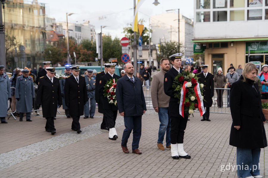 Wiceprzewodniczący Rady Miasta Gdyni Ireneusz Trojanowicz i radny Łukasz Strzałkowski składają kwiaty pod pomnikiem Jana Pawła II