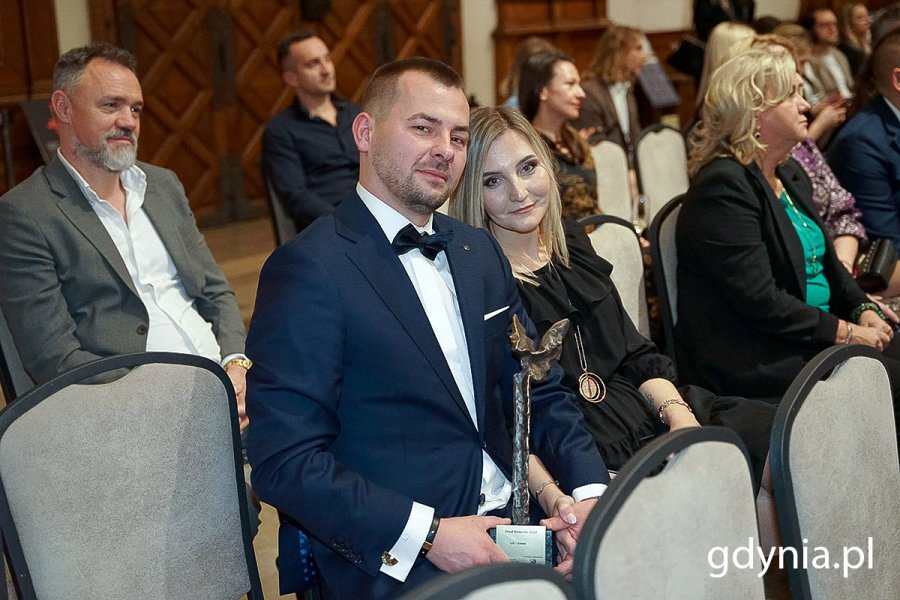 Na zdj. Robert Gulewicz, właściciel firmy GO-Estate z małżonką siedzą wśród gości gali