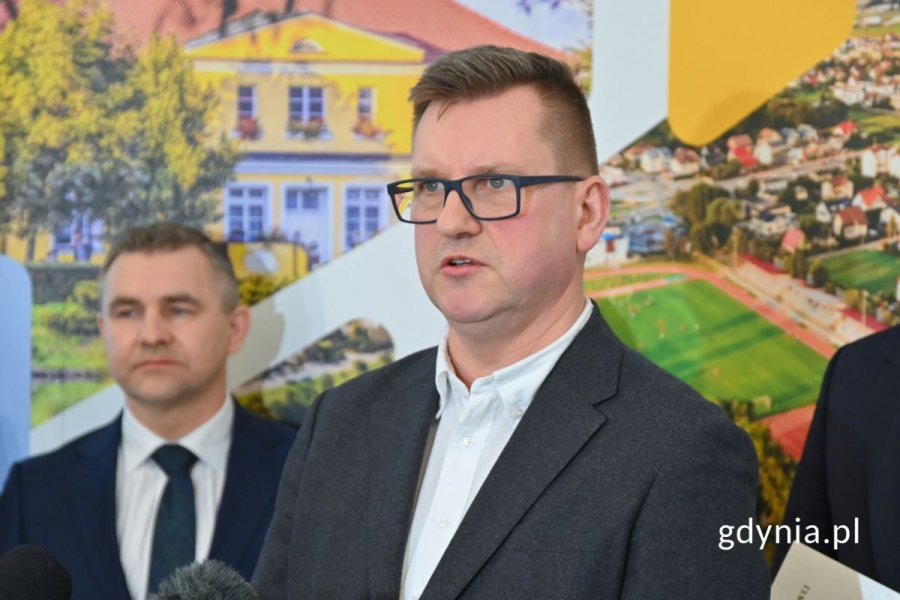 Jarosław Podsiadło – pełnomocnik burmistrza Rumi, koordynator pełnomocników regionalnych przewodniczącego zespołu w województwie pomorskim, stojący przed mikrofonami