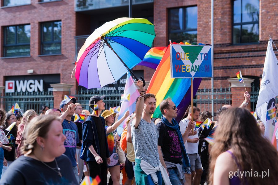 Uczestnicy 11. Tr&oacute;jmiejskiego Marszu R&oacute;wności idący ulicą 