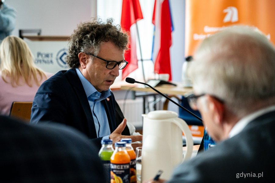 Posiedzenie sejmowej Komisji Infrastruktury w Porcie Gdynia – sekretarz stanu w Ministerstwie Funduszy i Polityki Regionalnej Jacek Karnowski (fot. Kamil Złoch)