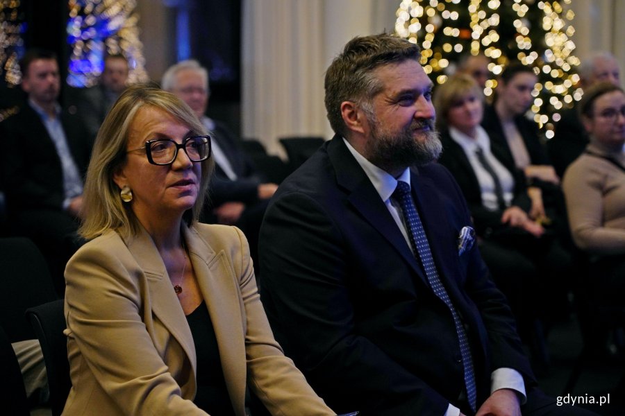Od lewej: Magdalena Oczachowska – pełnomocniczka prezydent Gdyni ds. promocji strategicznej i jubileuszu oraz Tadeusz Szemiot – przewodniczący Rady Miasta Gdyni i przewodniczący Komitetu Honorowego Obchodów 100-lecia Gdyni podczas spotkania Komitetu Honorowego Obchodów 100-lecia Gdyni 