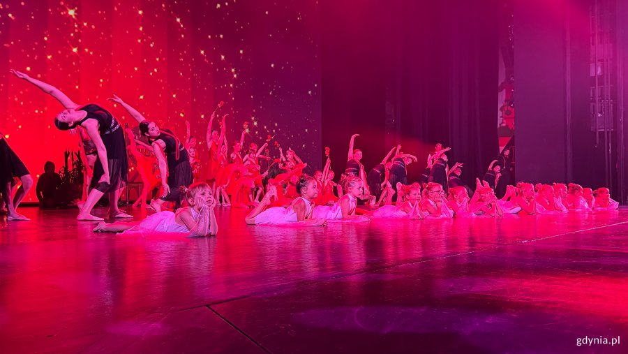 Koncert „Sekrety Zimowego Wiatru” w wykonaniu młodzieży z gdyńskiego MDK'u na scenie Teatru Muzycznego w Gdyni (fot. Katarzyna Balcerzak)