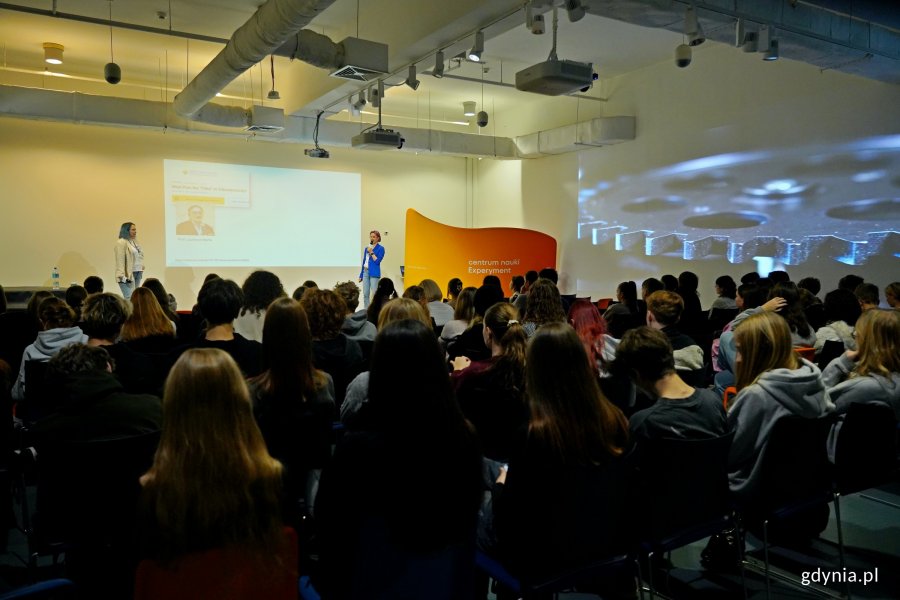 Uczestnicy ScienceCom słuchający wykładu inauguracyjnego, który wygłosiły prof. dr hab. inż. Katarzyna Siuzdak oraz prof. IMP PAN dr hab. Katarzyna Grochowska z Instytutu Maszyn Przepływowych Polskiej Akademii Nauk w Gdańsku 