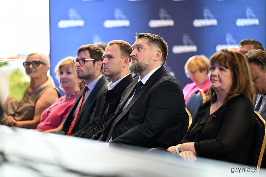 Uroczystość wręczenia odznak honorowych w Sali Koncertowej Portu Gdynia w ramach gdyńskich obchodów 45. rocznicy zakończenia strajków i podpisania porozumień sierpniowych (fot. Michał Puszczewicz)
