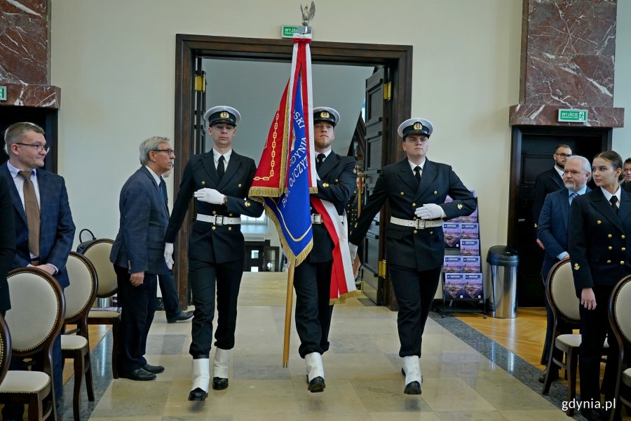 Poczet sztandarowy wprowadzający sztandar uczelni podczas obchodów święta Uniwersytetu Morskiego