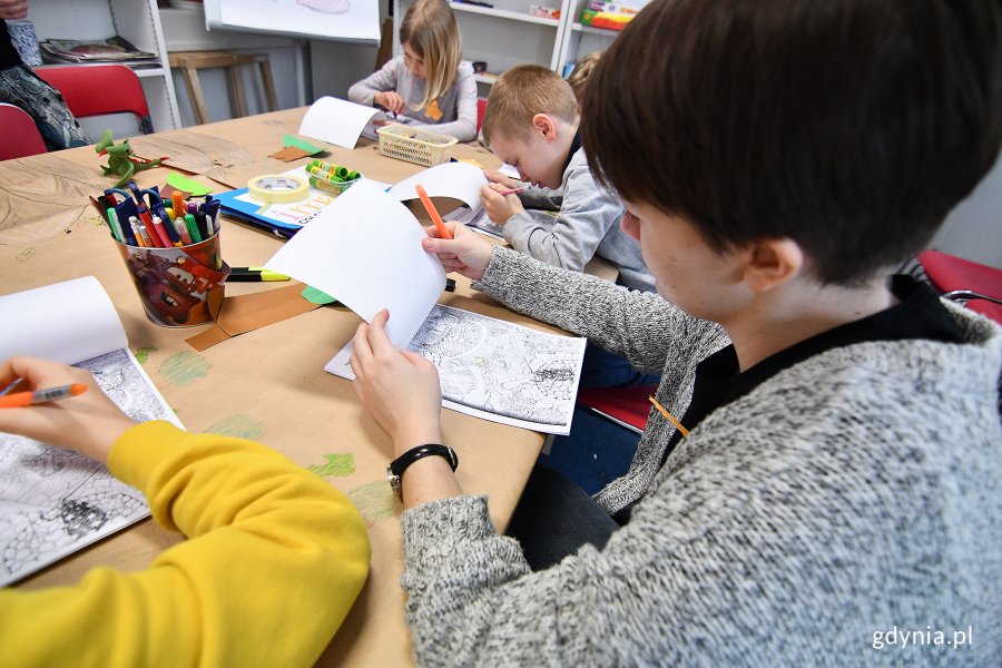 Mimo, że pierwsza połowa ferii nie uszczęśliwiła dzieci śniegiem, to jednak o nudzie nie mogło być mowy! Na zdjęciu uczestnicy zajęć w Bibliotece Wzgórze // fot. Michał Puszczewicz 