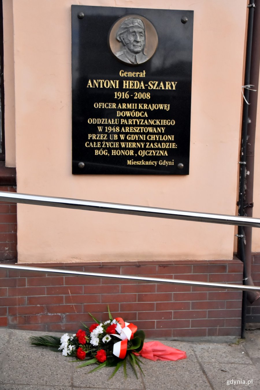 Tablica upamiętniająca gen. Antoniego Hedę-Szarego i złożony pod nią wieniec /fot. Paweł Kukla