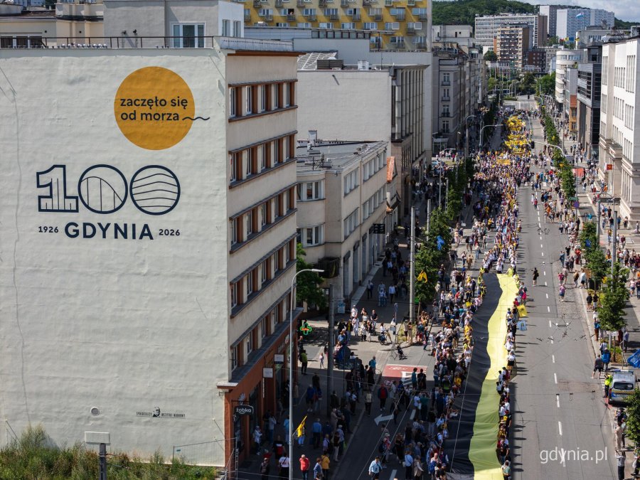 Przemarsz ulicami Gdyni ze stumetrową flagą kaszubską