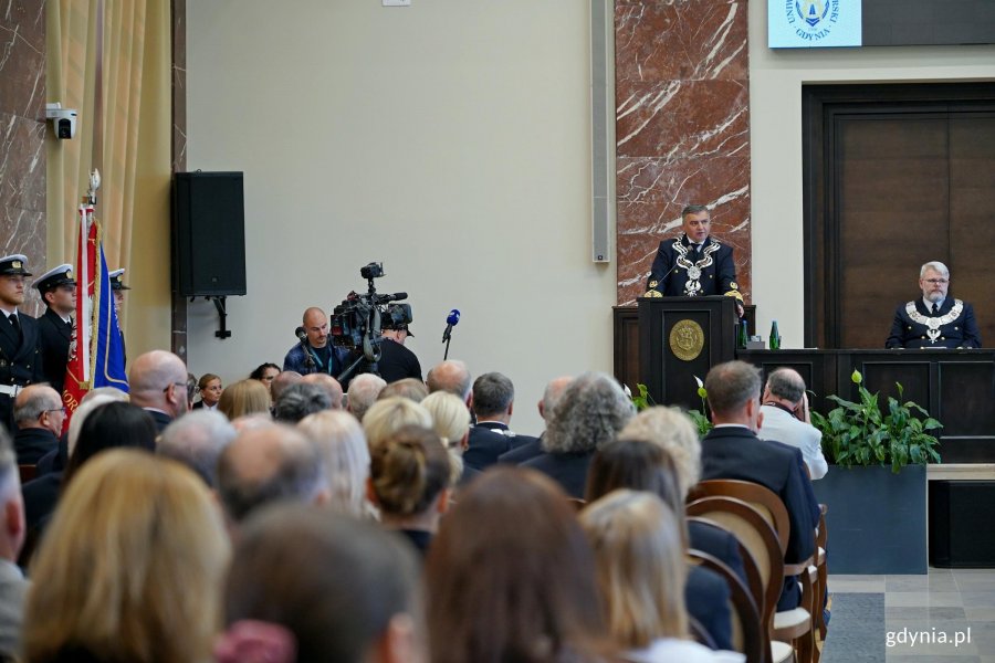 prof. dr hab. inż. kpt. ż.w. Adam Weintrit, rektor Uniwersytetu Morskiego w Gdyni, przemawiający podczas posiedzenia senatu uczelni z okazji 106. rocznicy utworzenia Uniwersytetu Morskiego