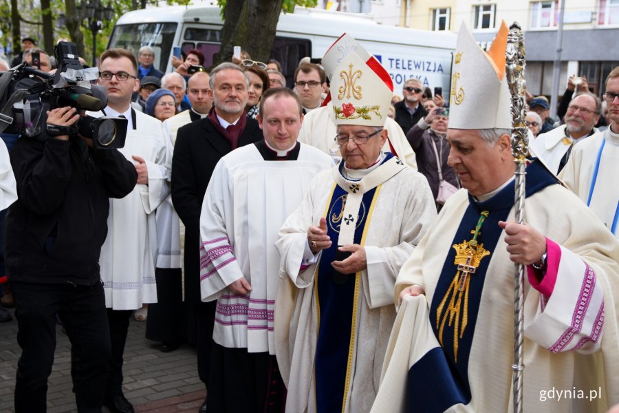 Uroczystość podniesienia świątyni do godności bazyliki mniejszej. Na zdjęciu abp. Sławoj Leszek Głodź, abp. Salvatore Penacchio i prezydent Wojciech Szczurek/ fot. Paweł Kukla