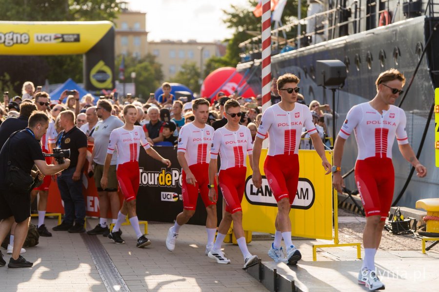 Reprezentacja Polski na 83. Tour de Pologne zmierzająca na prezentację 