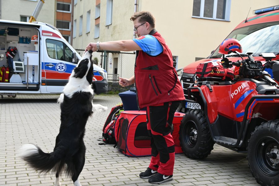 Ratownik z czarno-białym psem