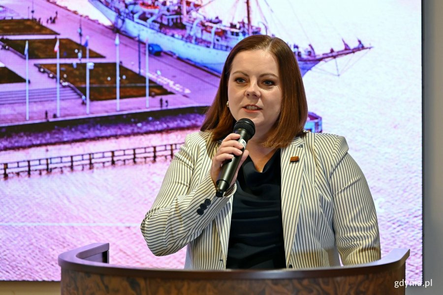 Prezydent Gdyni Aleksandra Kosiorek przemawiająca podczas konferencji ws. przyznania Tr&oacute;jmiastu tytułu Best of the World 2027 
