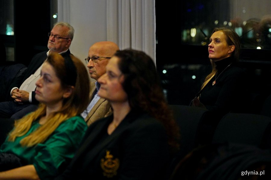 Sławomir Kitowski, Piotr Łyszkiewicz, Marta Frej oraz posłanka Dorota Arciszewska-Mielewczyk z asystentką podczas spotkania Komitetu Honorowego Obchodów 100-lecia Gdyni 