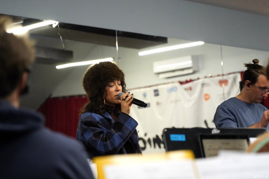 Wokalistka Natalia Kukulska na pr&oacute;bie do koncertu na stulecie Gdyni