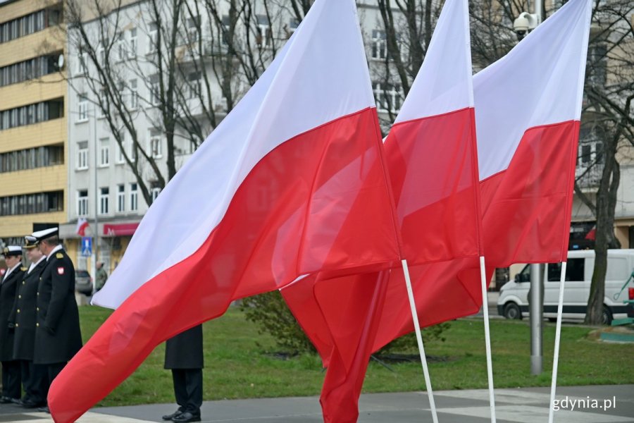 Biało-czerwone flagi powiewające na skwerze Kościuszki z okazji 79. rocznicy zakończenia walk o Gdynię 