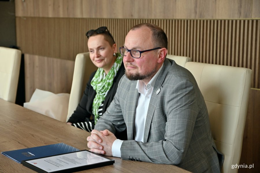 Mariusz Bzdęga &ndash; dyrektor zarządzający ds. kultury i aktywności mieszkańc&oacute;w Urzędu Miasta Gdyni i Maja Wagner &ndash; naczelniczka Wydziału Kultury Urzędu Miasta Gdyni podczas spotkania z Karoliną Kurpiewską-Berendt 