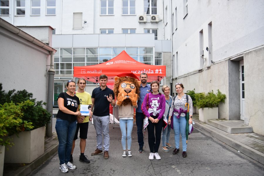 Uczestnicy gry miejskiej „Sekretna Gdynia Cegielskiej” na mecie na dziedzińcu Urzędu Miasta Gdyni. Na zdjęciu z Adamem Labuhnem - przewodniczącym Parlamentu Studentów WSAiB w Gdyni oraz radnym Gdyni Lechosławem Dzierżakiem // fot. materiały prasowe