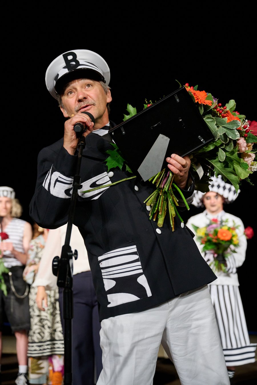 Przy mikrofonie aktor Grzegorz Wolf 