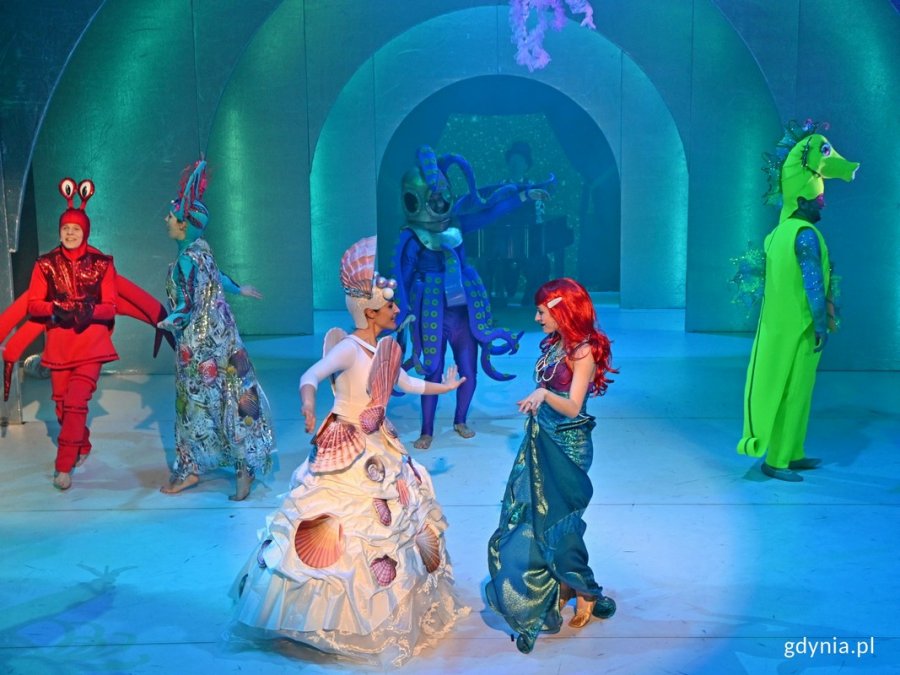 Zdjęcie z próby medialnej koncertu „Pan Disney zaprasza”. Scena zbiorowa z części poświęconej „Małej syrence” // fot. Magdalena Czernek