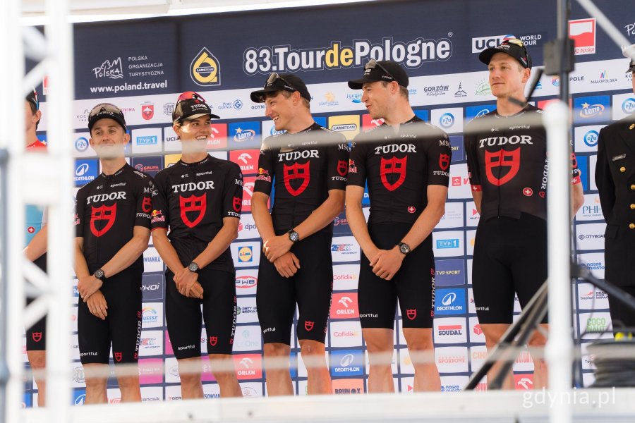 Zesp&oacute;ł Tudor Pro Cycling Team podczas prezentacji na pokładzie okrętu ORP &bdquo;Błyskawica&rdquo;