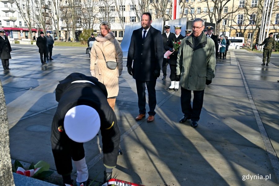 Delegacja gdyńskich samorządowców składa kwiaty przed pomnikiem Armii Krajowej na skwerze Kościuszki z okazji 81. rocznicy utworzenia AK. Od lewej: radna Elżbieta Raczyńska, wiceprezydent Marek Łucyk i radny Zenon Roda // fot. Magdalena Czernek