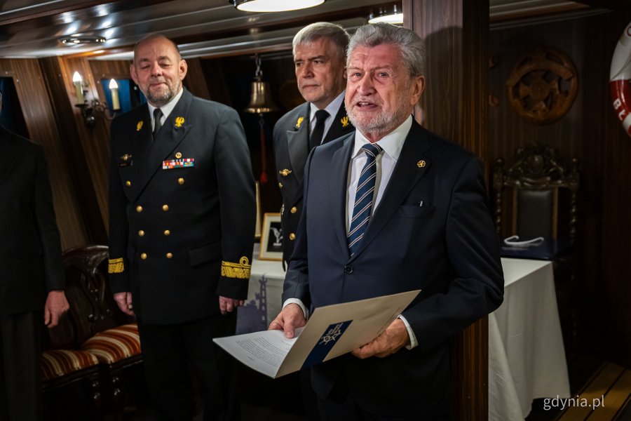 Prof. dr hab. inż. Andrzej Makowski. Wręczenie pierwszej statuetki &ndash; nagrody im. komandora Macieja Janiaka na pokładzie ORP &bdquo;Błyskawica&rdquo; (fot. Kamil Złoch)