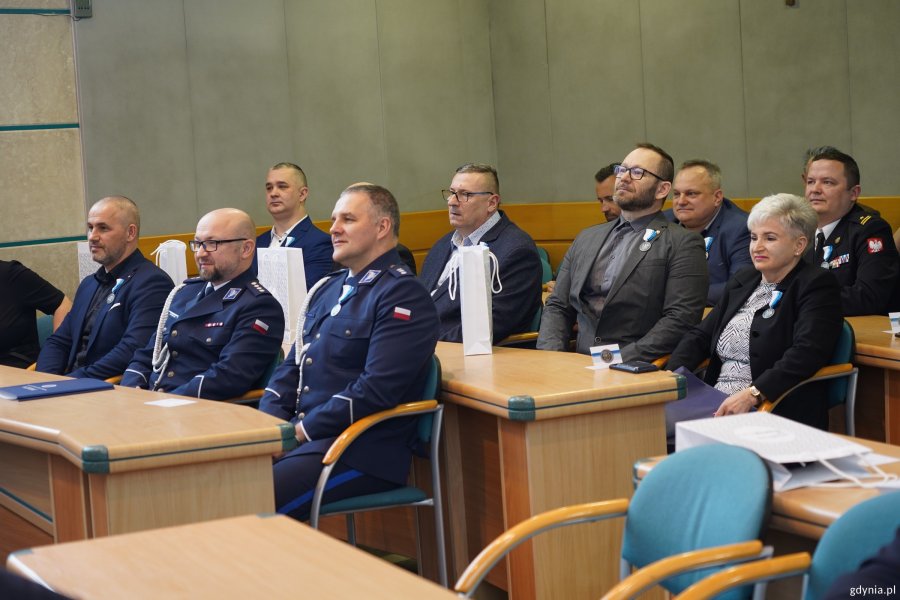 Uczestnicy akcji &bdquo;100 litr&oacute;w krwi na 100-lecie Gdyni&rdquo; w sali obrad