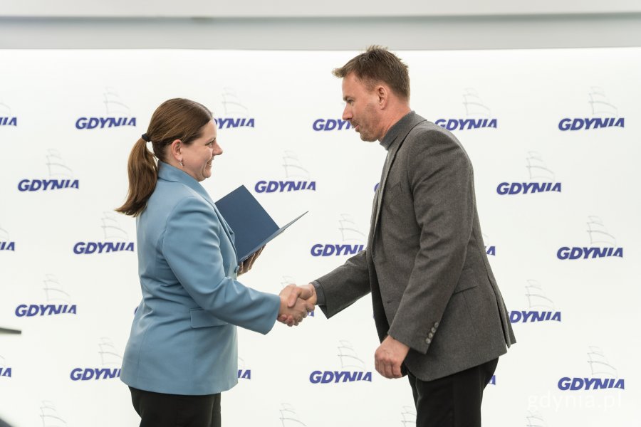 Na zdjęciu: Aleksandra Kosiorek, prezydent Gdyni i Marcin Gruchała, przewodniczący Rady Nadzorczej Arki Gdynia (fot. Paweł Budziński)