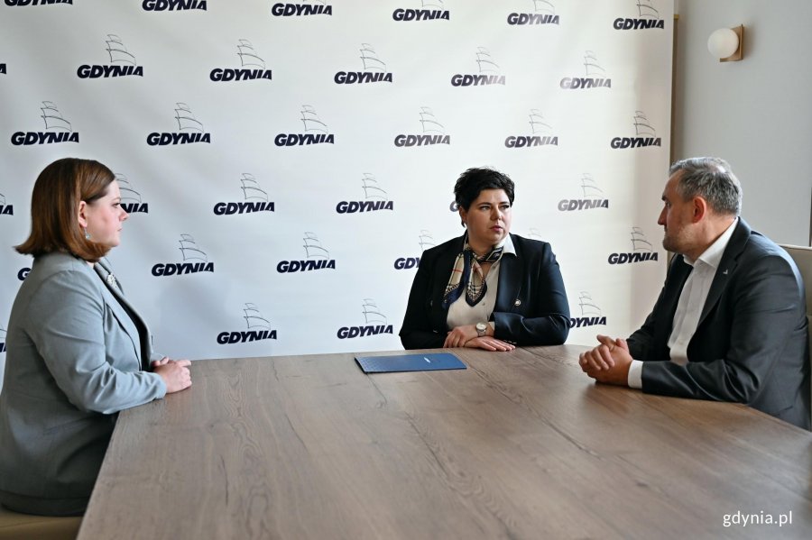 Prezydent Gdyni Aleksandra Kosiorek, wiceprezydent Tomasz Augustyniak i Anna Dobkowska &ndash; pełnomocnik prezydent Gdyni ds. os&oacute;b z niepełnosprawnościami podczas spotkania w Urzędzie Miasta Gdyni 