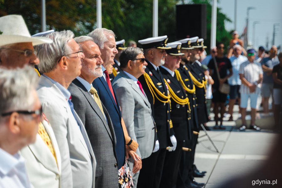 Oficjalne uroczystości z okazji Święta Wojska Polskiego w Gdyni, przy pomniku Polski Morskiej, fot. Kamil Złoch