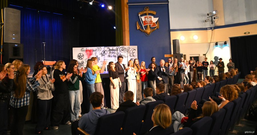 Grupa młodzieży na scenie