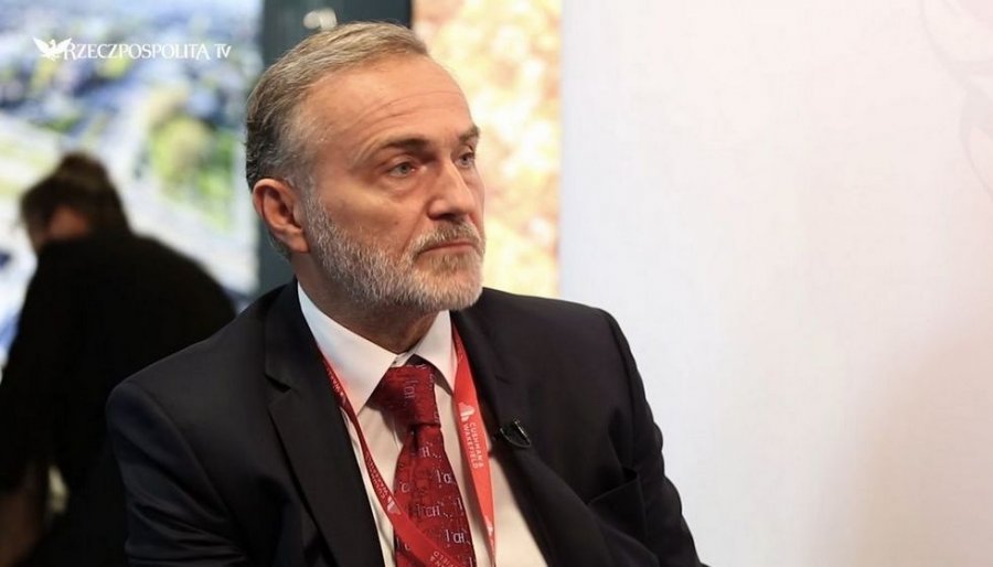 Wojciech Szczurek podczas udzielania wywiadu